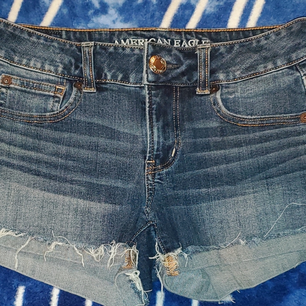 Womans short blue jean shorts, size 6